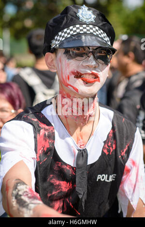 Sydney, Australien. 29. Oktober 2016. Teilnehmer verkleidet als Zombies während der Sydney Zombie Walk darstellen. Hunderte von Menschen versammelten sich heute als Zombies für die 6. Ausgabe des Sydney Zombie Walk zur Unterstützung von "The Brain Foundation" verkleidet. Bildnachweis: Hugh Peterswald/Pacific Press/Alamy Live-Nachrichten Stockfoto