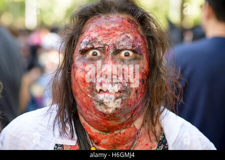 Sydney, Australien. 29. Oktober 2016. Teilnehmer verkleidet als Zombies während der Sydney Zombie Walk am 29. Oktober 2016 in Sydney, Australien darstellen. Hunderte von Menschen versammelten sich heute als Zombies für die 6. Ausgabe des Sydney Zombie Walk zur Unterstützung von "The Brain Foundation" verkleidet. Bildnachweis: Hugh Peterswald/Pacific Press/Alamy Live-Nachrichten Stockfoto