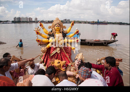 2016, Vijaya Dashami Göttin Durga Eintauchen durch physische anheben im Fluss Hooghly in Westbengal Babughat Kolkata Indien Stockfoto