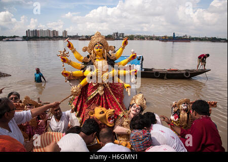 2016, Vijaya Dashami Göttin Durga Eintauchen durch physische anheben im Fluss Hooghly in Westbengal Babughat Kolkata Indien Stockfoto