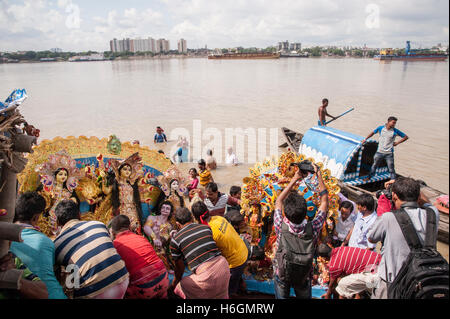 2016, Vijaya Dashami Göttin Durga Eintauchen durch physische anheben im Fluss Hooghly in Westbengal Babughat Kolkata Indien Stockfoto