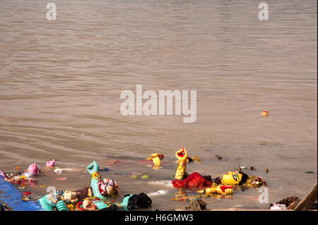 2016, Vijaya Dashami Göttin Durga Eintauchen durch physische anheben im Fluss Hooghly in Westbengal Babughat Kolkata Indien Stockfoto