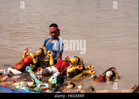 2016, Vijaya Dashami Göttin Durga Eintauchen durch physische anheben im Fluss Hooghly in Westbengal Babughat Kolkata Indien Stockfoto