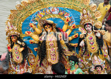 2016, Vijaya Dashami Göttin Durga Eintauchen durch physische anheben im Fluss Hooghly in Westbengal Babughat Kolkata Indien Stockfoto