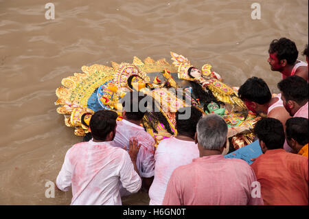 2016, Vijaya Dashami Göttin Durga Eintauchen durch physische anheben im Fluss Hooghly in Westbengal Babughat Kolkata Indien Stockfoto