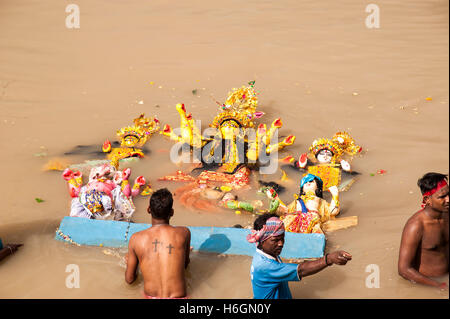 2016, Vijaya Dashami Göttin Durga Eintauchen durch physische anheben im Fluss Hooghly in Westbengal Babughat Kolkata Indien Stockfoto