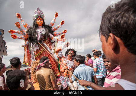 2016, Vijaya Dashami Göttin Durga Eintauchen durch physische anheben im Fluss Hooghly in Westbengal Babughat Kolkata Indien Stockfoto