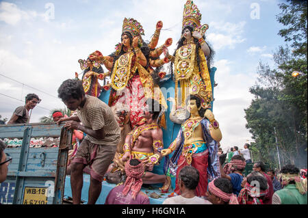 2016, Vijaya Dashami Göttin Durga Eintauchen durch physische anheben im Fluss Hooghly in Westbengal Babughat Kolkata Indien Stockfoto