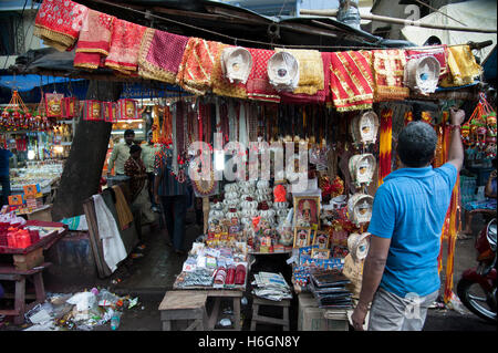 Markt der hinduistischen Puja Devotionalien an Kali Tempel Kali Ghat West Bengal Kolkata Indien. Stockfoto