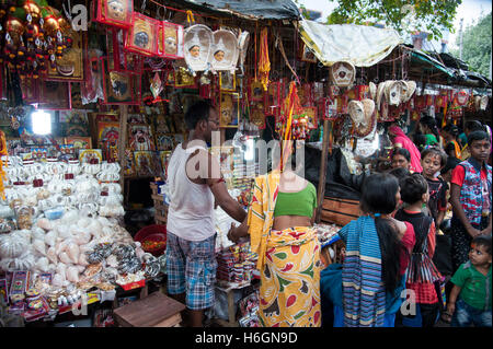 Markt der hinduistischen Puja Devotionalien an Kali Tempel Kali Ghat West Bengal Kolkata Indien. Stockfoto