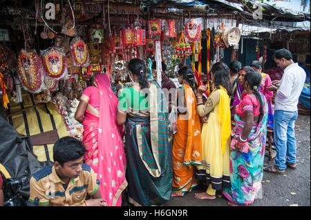 Markt der hinduistischen Puja Devotionalien an Kali Tempel Kali Ghat West Bengal Kolkata Indien. Stockfoto