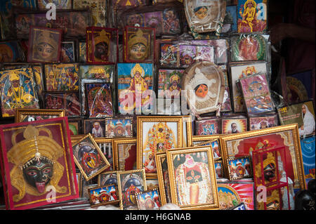 Markt der hinduistischen Puja Devotionalien an Kali Tempel Kali Ghat West Bengal Kolkata Indien. Stockfoto