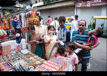 Markt der hinduistischen Puja Devotionalien an Kali Tempel Kali Ghat West Bengal Kolkata Indien. Stockfoto