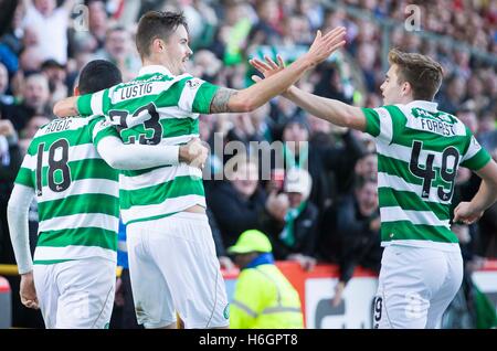 Celtics Tom Rogic (links) feiert seine Seiten öffnen Ziel mit der Mannschaft während des Spiels Ladbrokes Scottish Premier League im Pittodrie Stadium Aberdeen erzielte. Stockfoto