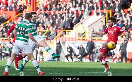 Celtics Tom Rogic Noten entsprechen seine Seiten Öffnung Ziel während der Ladbrokes Scottish Premier League im Pittodrie Stadium, Aberdeen. Stockfoto