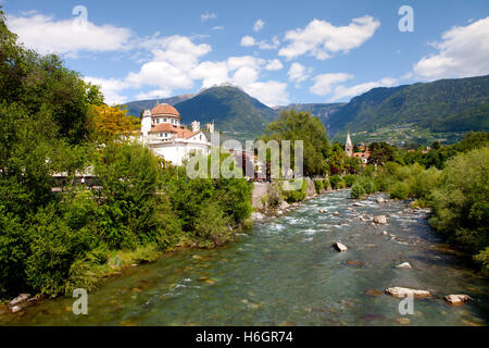 Meran, Italien - Mai 15,2016: das Kurhaus und Theater von Meran. Das Gebäude ist ein Wahrzeichen von Meran. Stockfoto