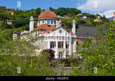 Meran, Italien - Mai 15,2016: das Kurhaus und Theater von Meran. Das Gebäude ist ein Wahrzeichen von Meran. Stockfoto