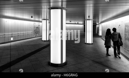 Tokyo, Japan - 20. April 2014: Blick auf Nishi-Shinjuku u-Bahn-Station Zugang von Nomura Gebäude. Stockfoto