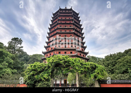 Hangzhou, China - 14. August 2011: Blick auf die Liuhe-Pagode am Fuße des Yuelun Hill. Stockfoto