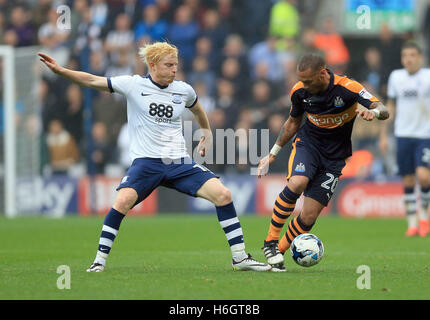 Preston North End Ben Pringle (links) und Newcastle United Yoan Gouffran Kampf um den Ball während der Himmel Bet Championship match bei Deepdale, Preston. Stockfoto