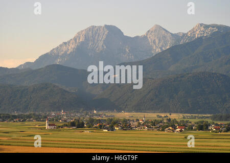 Eine Luftaufnahme von kleinen Dörfern, die unter den slowenischen Alpen eingebettet Stockfoto