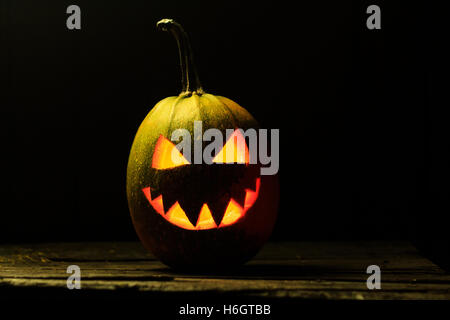 Scary Halloween-Kürbis auf alten Holztisch Stockfoto