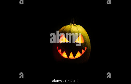 Böse Halloween Kürbis-Kopf auf einem dunklen Hintergrund Stockfoto