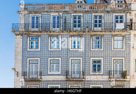 Traditionelle Wohnung Häuser in Lissabon mit Fliesen Außenbereich Stockfoto