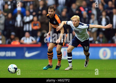 Preston North End Ben Pringle (rechts) und Newcastle United Paul Dummett Kampf um den Ball während der Himmel Bet Championship match bei Deepdale, Preston. Stockfoto