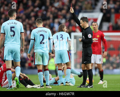 Schiedsrichter Mark Clattenburg (rechts) zeigt Manchester Uniteds Ander Herrera (links, Stock) eine rote Karte in der Premier League match im Old Trafford, Manchester. Stockfoto