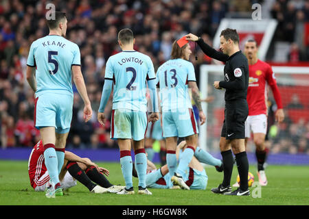 Schiedsrichter Mark Clattenburg (rechts) zeigt Manchester Uniteds Ander Herrera (links, Stock) eine rote Karte in der Premier League match im Old Trafford, Manchester. Stockfoto