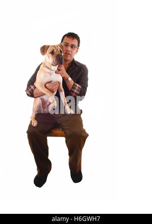 Ein Mann mittleren Alters hat seinen Sharpei Welpen Hund auf dem Schoß, auf der Suche für weißen Hintergrund sehr besorgt. Stockfoto