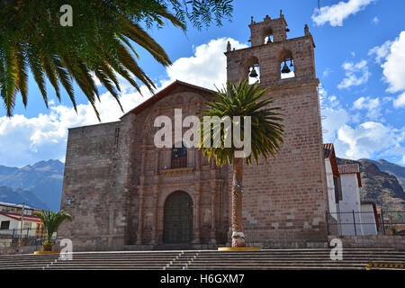 Die katholische Kirche, Iglesia San Pedro befindet sich auf der Plaza de Armas in Urubamba, Peru. Die Name Urubamba bedeutet Flachland der Spinnen in Quechua. Stockfoto