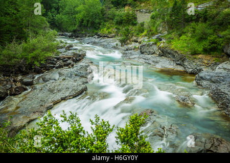 Ebro-Fluss durch ein Tal in Kantabrien, Spanien Stockfoto