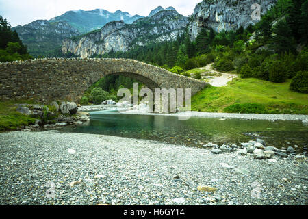 Ebro-Fluss durch ein Tal in Kantabrien, Spanien Stockfoto