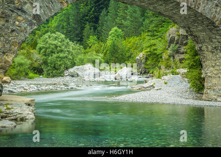 Ebro-Fluss durch ein Tal in Kantabrien, Spanien Stockfoto