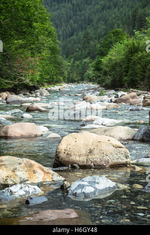 Ebro-Fluss durch ein Tal in Kantabrien, Spanien Stockfoto