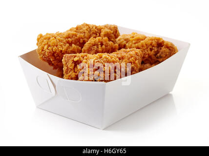 Gebratene panierte Hähnchenflügel in weißem Karton-Box isoliert auf weißem Hintergrund Stockfoto