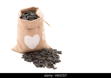 Schwarze Sonnenblumenkerne in einer Tasche Stockfoto