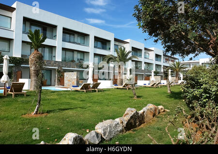 HERAKLION, Kreta, Griechenland - 13. Mai 2014: Blauer Himmel, modernes Gebäude Villa mit Balkon und Palmen am Gelände des Luxushotels. Stockfoto