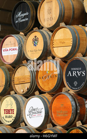 Weinfässer des großen Bodegas oder der Pfarer von Haro, La Rioja, Spanien Stockfoto