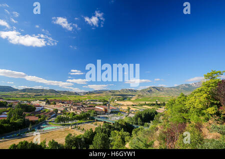 Blick auf den berühmten Bodegas oder Weinhäuser und Weinberge der Rioja Alta Wein Region in der Nähe von Haro, La Rioja, Spanien Stockfoto