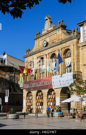 Historisches Gebäude am Plaza De La Paz in der Mitte von Haro, La Rioja, Spanien Stockfoto