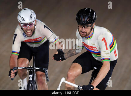 Der Brite Mark Cavendish (links) und Sir Bradley Wiggins konkurrieren in der Madison-Jagd während Tag fünf der sechs Tage in Lee Valley Velopark, London. Stockfoto