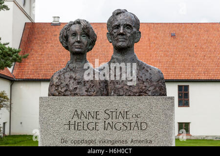 Statuen von Anne Stine und Helge Ingstad außerhalb das Wikingerschiff-Museum, Bygdoy, Oslo, Norwegen Stockfoto