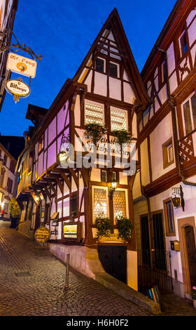 Die alte Stadt von Bernkastel-Kues, Deutschland, an der Mosel, alten Fachwerkhäusern, in der Nacht, Marktplatz, Stockfoto