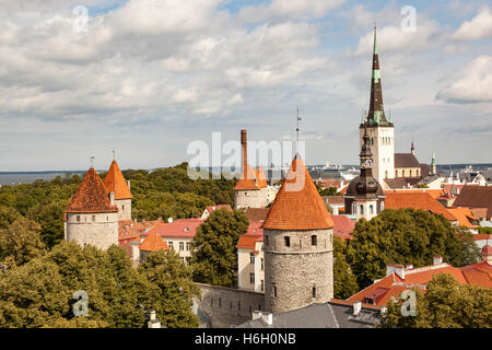 St. Olafs Kirche und Türme in der Altstadt von Patkuli anzeigen Plattform, Domberg, Tallinn, Estland Stockfoto