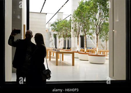 Im Apple Store in der Regent Street, London. Stockfoto