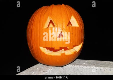 Halloween-Kürbis mit brennenden Kerzen Stockfoto