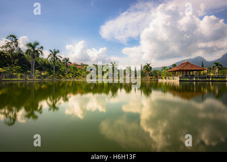 Taman Soekasada Ujung ("Ujung Wasserpalast"), einer ruhigen und abgeschiedenen Wasserpalast 1909 erbaut. Es wurde vor allem durch ein v zerstört. Stockfoto